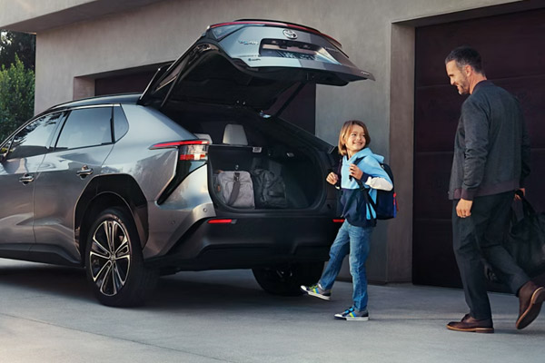 Електропідйомні двері з функцією Hands-Free Toyota BZ4X