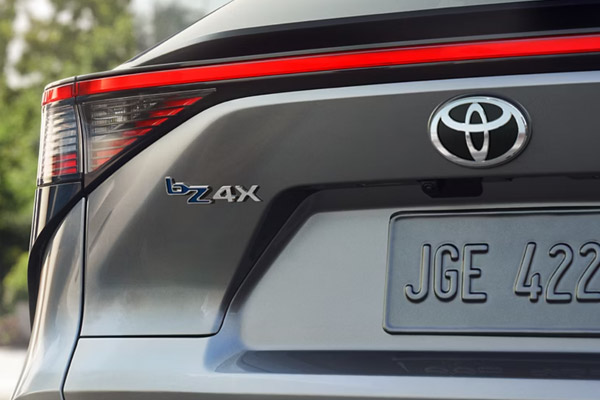 Характерні світлодіодні фари та задні ліхтарі Toyota BZ4X