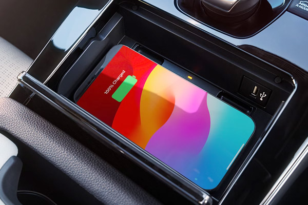 Бездротова зарядка Qi і порти USB Toyota BZ4X